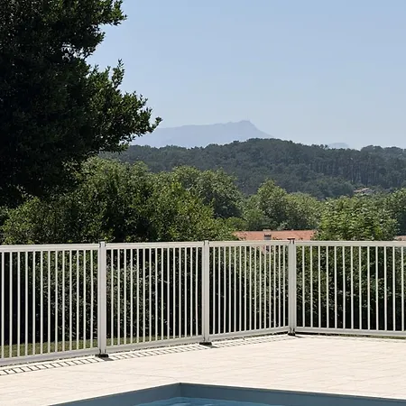 Casa Surf Shelter, Large Swimming Pool, 1-bedroom Apartment, Garden, Day Use, Rhune View Bidart